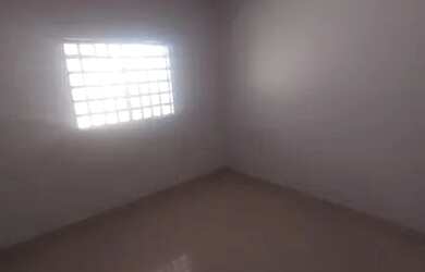 Imagem: A casa possui 1 Dormitório, 1 Banheiro, 3 Vagas na garagem