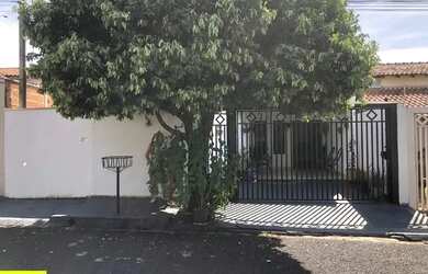 Imagem: A casa à venda possui 3 Dormitórios, 2 Banheiros, 1 Vaga na