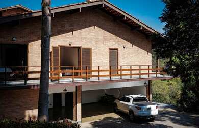 Imagem: A casa possui 4 Dormitórios, 5 Banheiros, 5 Vagas na garagem