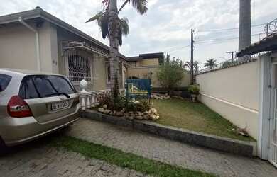 Imagem: A casa possui 4 Dormitórios, 4 Banheiros, 320m² de Área e