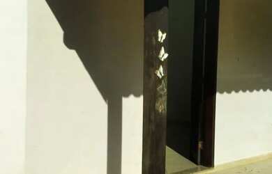 Imagem: A casa possui 3 Dormitórios, 2 Banheiros, 2 Vagas na garagem