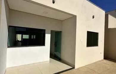 Imagem: A casa possui 3 Dormitórios, 1 Banheiro, 2 Vagas na garagem