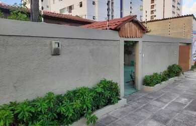 Imagem: A casa possui 3 Dormitórios, 3 Banheiros, 4 Vagas na garagem