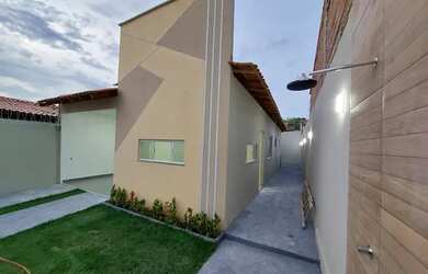 Imagem: A casa possui 3 Dormitórios, 2 Banheiros, 3 Vagas na garagem