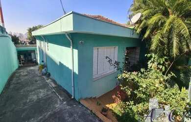 Imagem: A casa possui 3 Dormitórios, 2 Banheiros, 5 Vagas na garagem