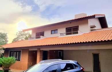 Imagem: A casa possui 4 Dormitórios, 5 Banheiros, 3 Vagas na garagem