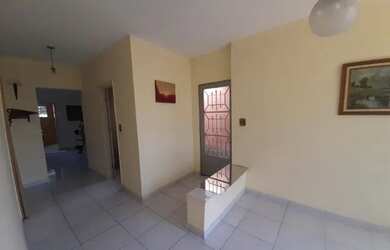 Imagem: A casa possui 3 Dormitórios, 2 Banheiros, 2 Vagas na garagem