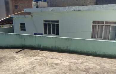 Imagem: A casa possui 2 Dormitórios, 1 Banheiro e está localizado