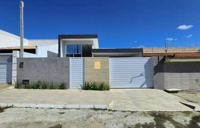 Imagem: A casa possui 3 Dormitórios, 2 Banheiros, 2 Vagas na garagem