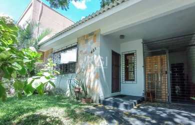 Imagem: A casa possui 3 Dormitórios, 2 Banheiros, 1 Vaga na garagem