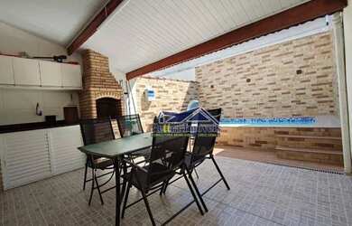 Imagem: A casa possui 3 Dormitórios, 3 Banheiros, 4 Vagas na garagem