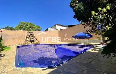 Imagem: A casa possui 4 Dormitórios, 4 Banheiros, 3 Vagas na garagem