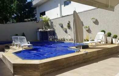 Imagem: A casa possui 4 Dormitórios, 5 Banheiros, 4 Vagas na garagem