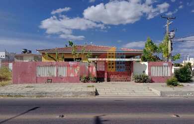 Imagem: A casa possui 1 Dormitório, 4 Banheiros, 5 Vagas na garagem