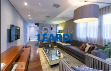 Imagem: A casa possui 2 Dormitórios, 2 Banheiros, 2 Vagas na garagem