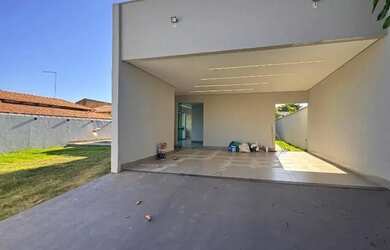 Imagem: A casa possui 3 Dormitórios, 4 Banheiros, 4 Vagas na garagem