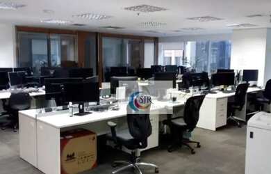 Imagem: O depósito para alugar possui 5 Vagas na garagem e 424m² de