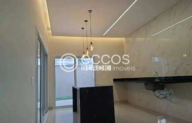 Imagem: A casa possui 3 Dormitórios, 4 Banheiros, 2 Vagas na garagem