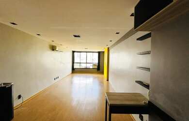 Imagem: O depósito possui 1 Vaga na garagem e 32m² de Área e está