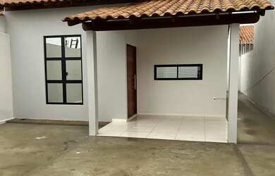 Imagem: A casa à venda possui 2 Dormitórios, 1 Banheiro, 1 Vaga na