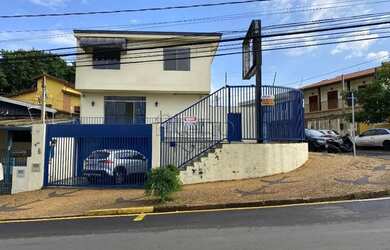 Imagem: A casa possui 3 Dormitórios, 4 Banheiros, 4 Vagas na garagem