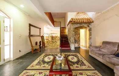 Imagem: A casa possui 4 Dormitórios, 2 Banheiros, 2 Vagas na garagem