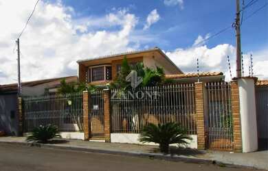 Imagem: A casa possui 3 Dormitórios, 3 Banheiros, 5 Vagas na garagem