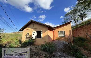 Imagem: A casa possui 3 Dormitórios, 1 Banheiro, 900m² de Área, Área