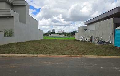 Imagem: O terreno possui 405m² de Área e está localizado em Parque