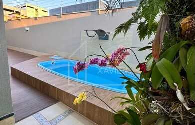 Imagem: A casa possui 3 Dormitórios, 3 Banheiros, 4 Vagas na garagem