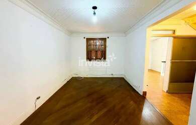 Imagem: A casa possui 4 Dormitórios, 2 Banheiros, 4 Vagas na garagem