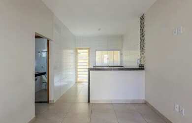 Imagem: A casa possui 2 Dormitórios, 2 Banheiros, 2 Vagas na garagem