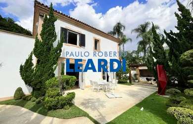 Imagem: A casa possui 4 Dormitórios, 5 Banheiros, 4 Vagas na garagem