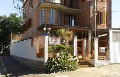 Imagem: A casa possui 5 Dormitórios, 5 Banheiros, 5 Vagas na garagem