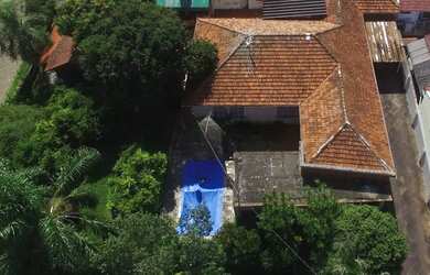 Imagem: A casa possui 4 Dormitórios, 2 Banheiros, 4 Vagas na garagem