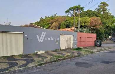 Imagem: A casa possui 3 Dormitórios, 2 Banheiros, 5 Vagas na garagem