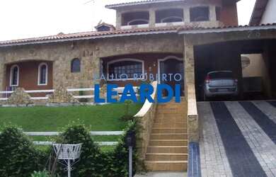 Imagem: A casa em condomínio possui 4 Dormitórios, 5 Banheiros, 4