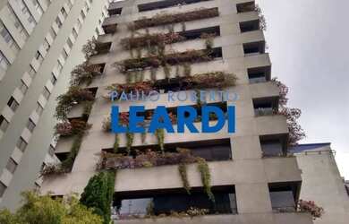 Imagem: O depósito possui 2 Vagas na garagem, 200m² de Área e está