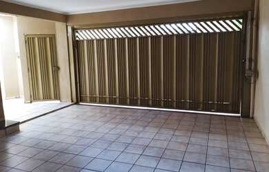 Imagem: A casa possui 2 Dormitórios, 2 Banheiros, 2 Vagas na garagem