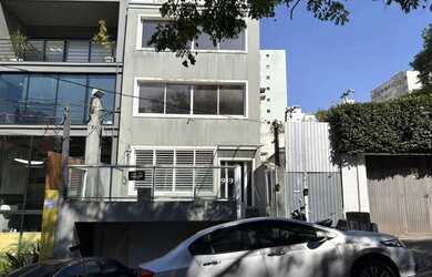 Imagem: O depósito possui 5 Vagas na garagem e 300m² de Área e está