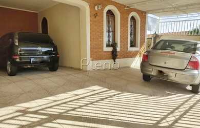 Imagem: A casa possui 3 Dormitórios, 2 Banheiros, 3 Vagas na garagem