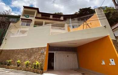 Imagem: A casa possui 4 Dormitórios, 5 Banheiros, 2 Vagas na garagem