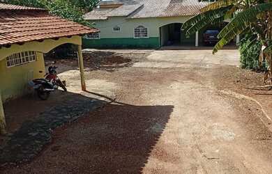 Imagem: A casa possui 4 Dormitórios, 4 Banheiros, 5 Vagas na garagem