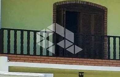 Imagem: A casa possui 4 Dormitórios, 4 Banheiros, 5 Vagas na garagem