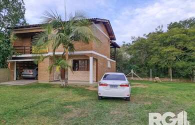 Imagem: A casa possui 2 Dormitórios, 2 Banheiros, 1 Vaga na garagem