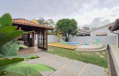 Imagem: A casa possui 4 Dormitórios, 4 Banheiros, 2 Vagas na garagem