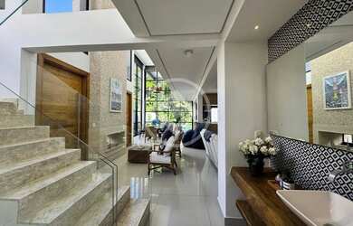 Imagem: A casa possui 5 Dormitórios, 5 Banheiros, 4 Vagas na garagem