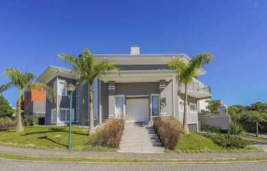 Imagem: A casa em condomínio possui 4 Dormitórios, 5 Banheiros, 4