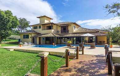 Imagem: A casa possui 5 Dormitórios, 5 Banheiros, 5 Vagas na garagem