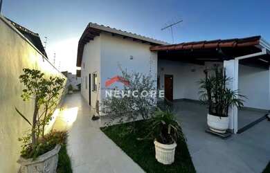 Imagem: A casa possui 3 Dormitórios, 2 Banheiros, 2 Vagas na garagem